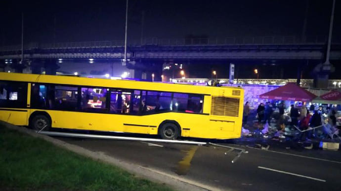 У Києві автобус виїхав на пішохідну зону та зніс МАФ: одна людина загинула
