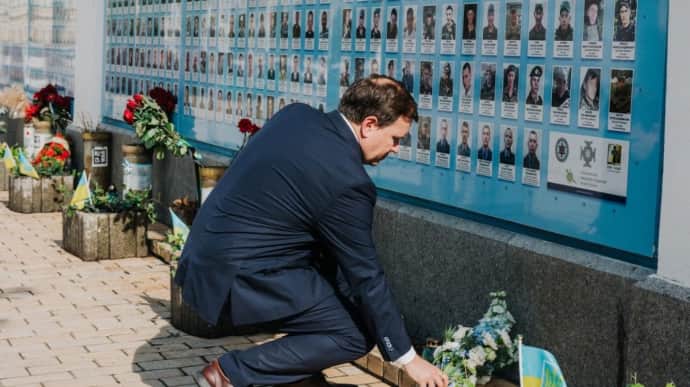 МЗС Фінляндії виправдалося за відредаговане фото з міністром у Києві