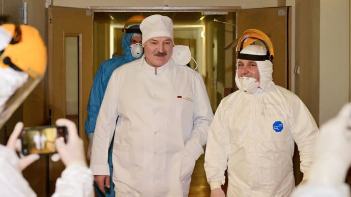 Мы скатились к обычному гриппу: Лукашенко говорит, что переболел омикроном