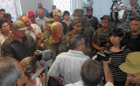 В Мариуполе произошли стычки в суде по делу об убийстве СБУшника