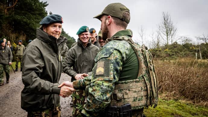 King of the Netherlands visits Ukrainian military training in the UK – video