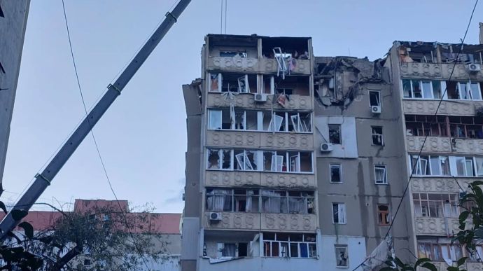 У Миколаєві з-під завалів врятували жінку, зруйновано кілька квартир