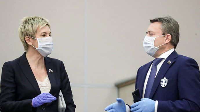 Депутати Держдуми РФ носять значки від коронавірусу