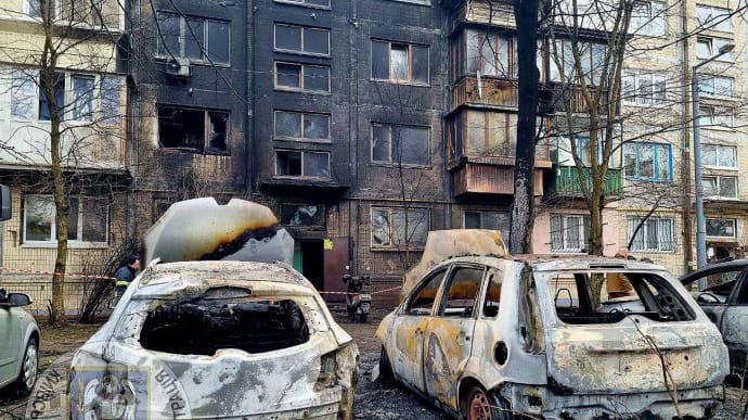 Aftermath of Russian missile attack on Kyiv: 13 people injured, windows smashed and cars burned – photo