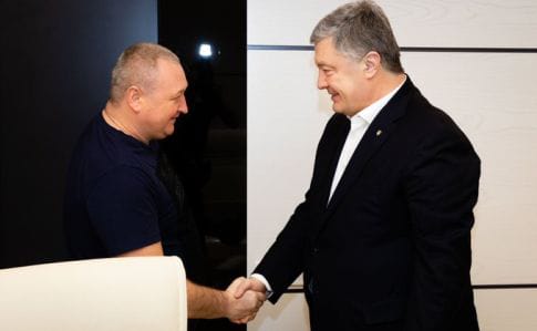 Порошенко на встрече с киборгом Марченко: Пытаются подорвать доверие к армии