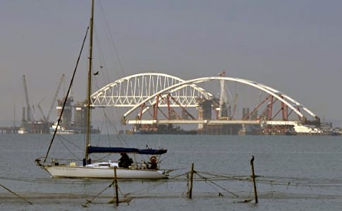 Омелян рассказал, что может остановить строительство керченского моста