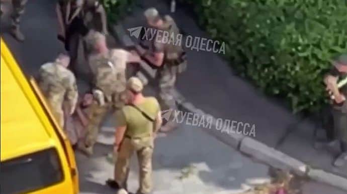 В Одессе военные избили и задержали мужчину: в ТЦК признали превышение полномочий