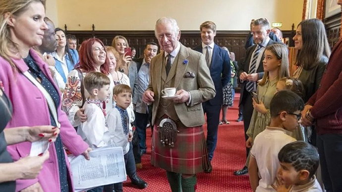 Король Чарльз III встретился с украинскими беженцами во время визита в Шотландию