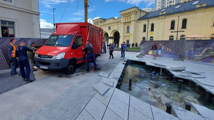 Новини 2 вересня: вантажівка та фонтан, реакція Кремля на домовленості Зеленського і Байдена