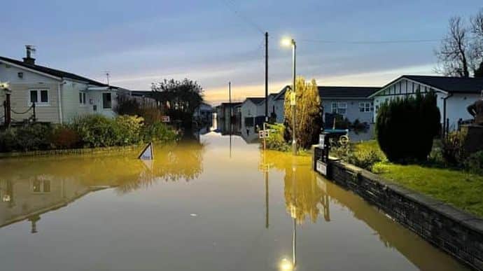 Через дощі, що викликали розливи річок, Британія потерпає від паводків