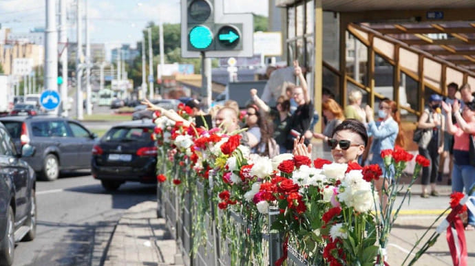 ОМОН в Минске разгоняет людей, которые принесли цветы на место гибели демонстранта