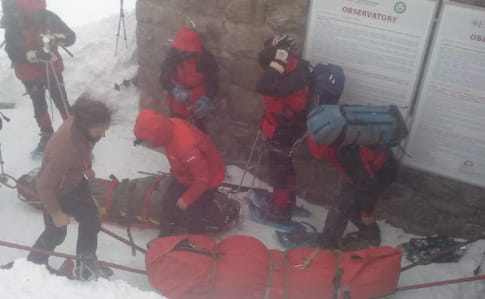 Спасенные туристы в Карпатах: Пострадавших спустили с горы, от госпитализации отказались