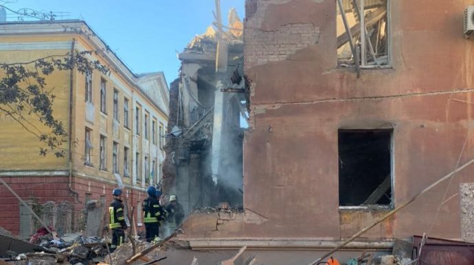 В результате обстрела в Славянске разрушены подъезд дома и школа