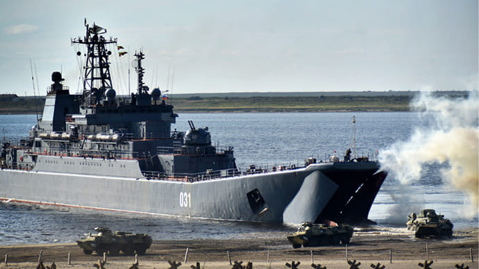 Два российских десантных корабля остались в Черном море после учений