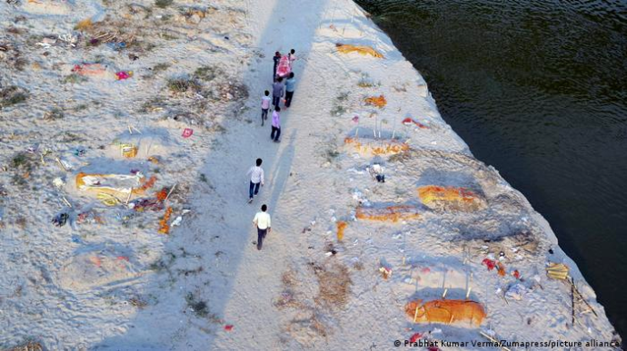 На берегах индийского Ганга находят сотни мертвецов