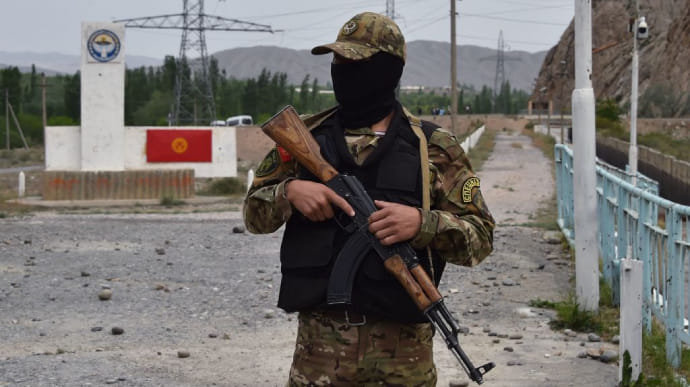 На кордоні Киргизстану та Таджикистану повідомляють про сутички: евакуювали людей