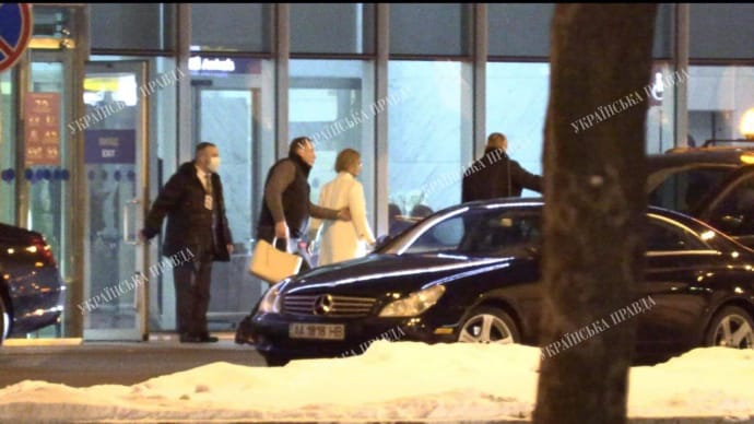 Тимошенко покидает терминал международного аэропорта 