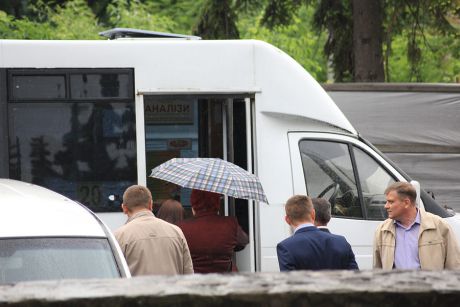 Ужгородских чиновников для митинга регионалов сажали в автобус под дождем