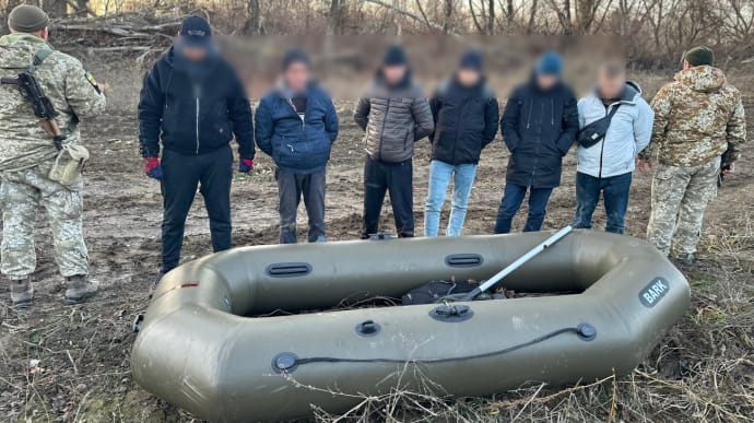 Прикордонники затримали 6 чоловіків, які заплатили по 15 тис. доларів за човен через Тису