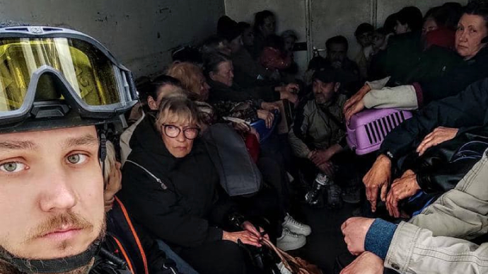 People from Sievierodonetsk evacuated under shelling