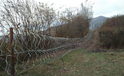 На Закарпатье вдоль границы установили колючую проволоку - борьба с контрабандой 