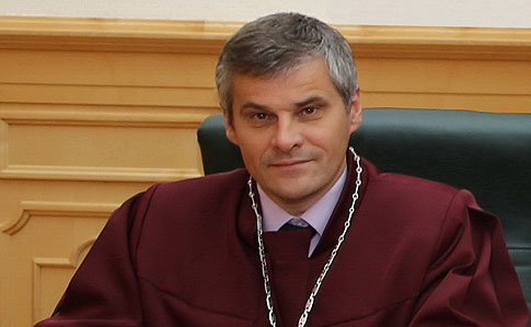 Суддя КС Мельник пішов у відставку 