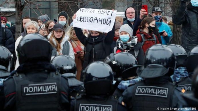 Уродженка України побила поліцейського на мітингу за Навального – росЗМІ