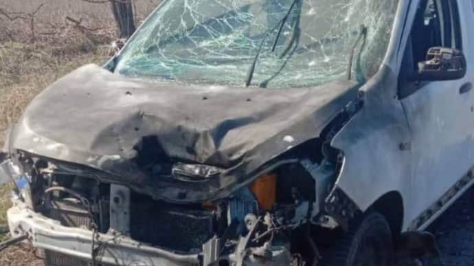 Russians drop explosive on car with civilians inside in Kherson Oblast, injuring married couple