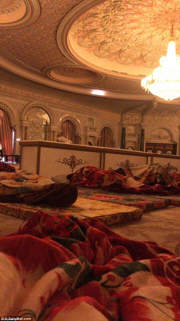 Задержанные принцы спят на полу во дворце, где их удерживают. 