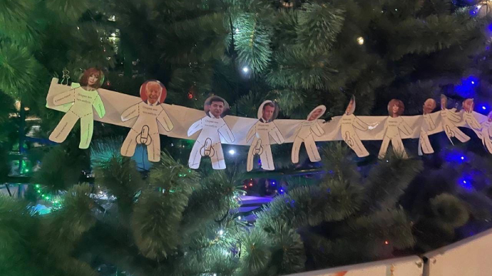 Paper chain featuring Zelenskyy is hung on Christmas tree in Tver, Russia