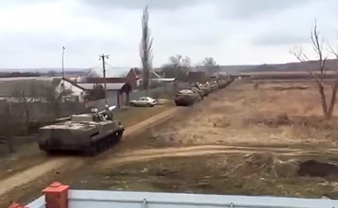 З'явилося відео руху російської техніки за 40 км від кордону України