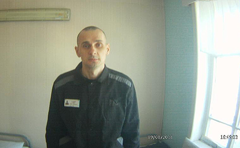 Российские тюремщики уверяют, что кормят голодающего Сенцова с мая