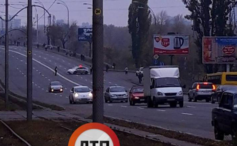 Кияни досі перекривають Харківське шосе, заблоковано рух  