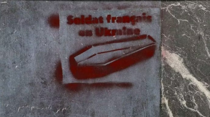 Moldovans detained in Paris over graffiti of coffin and inscription French soldiers in Ukraine