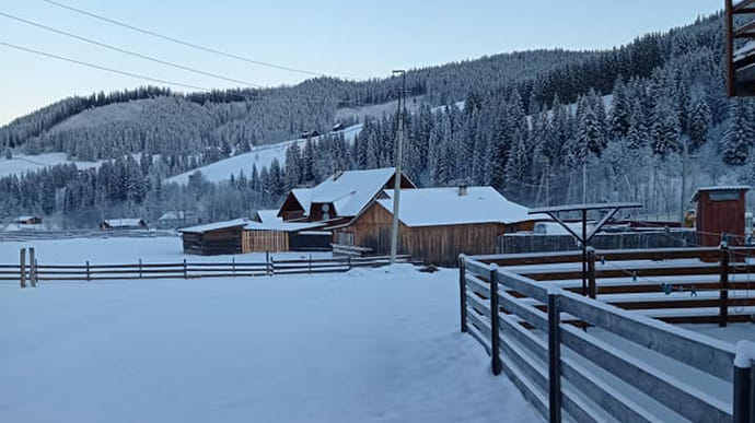 Гірські села Буковини замело снігом, температура впала до -20