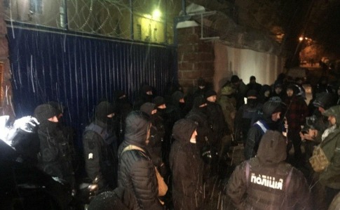 Активисты блокируют выезд автозаков из Лукьяновского СИЗО.