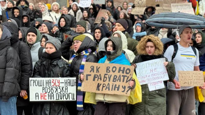Під стінами Київради протестували через бюджет на наступний рік