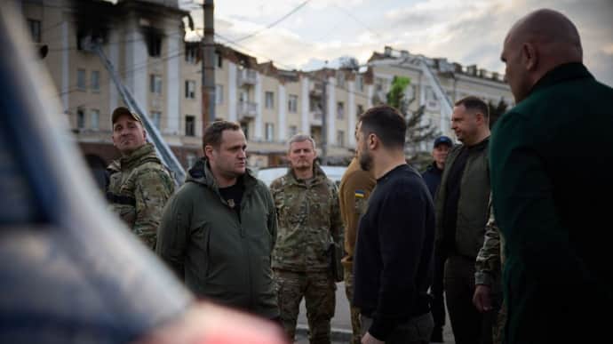 Zelenskyy holds meeting near Russian-bombed high-rise in Dnipro – photo