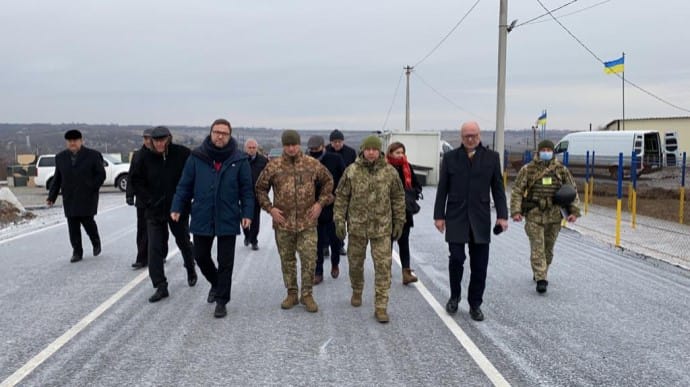 Послы стран Вышеградской четверки посетили КПВВ Золотое в Луганской области