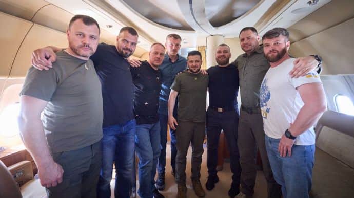 Зеленский забрал в Украину из Турции защитников Азовстали