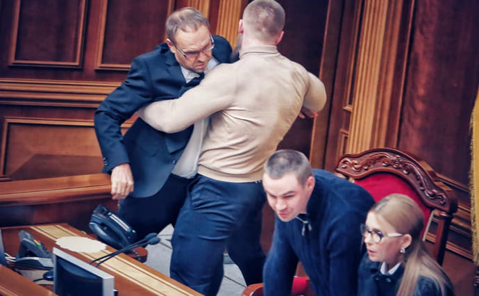 Тимошенко в Раді зайняла місце Разумкова, а бодібілдер із Слуги народу заблокував Власенка