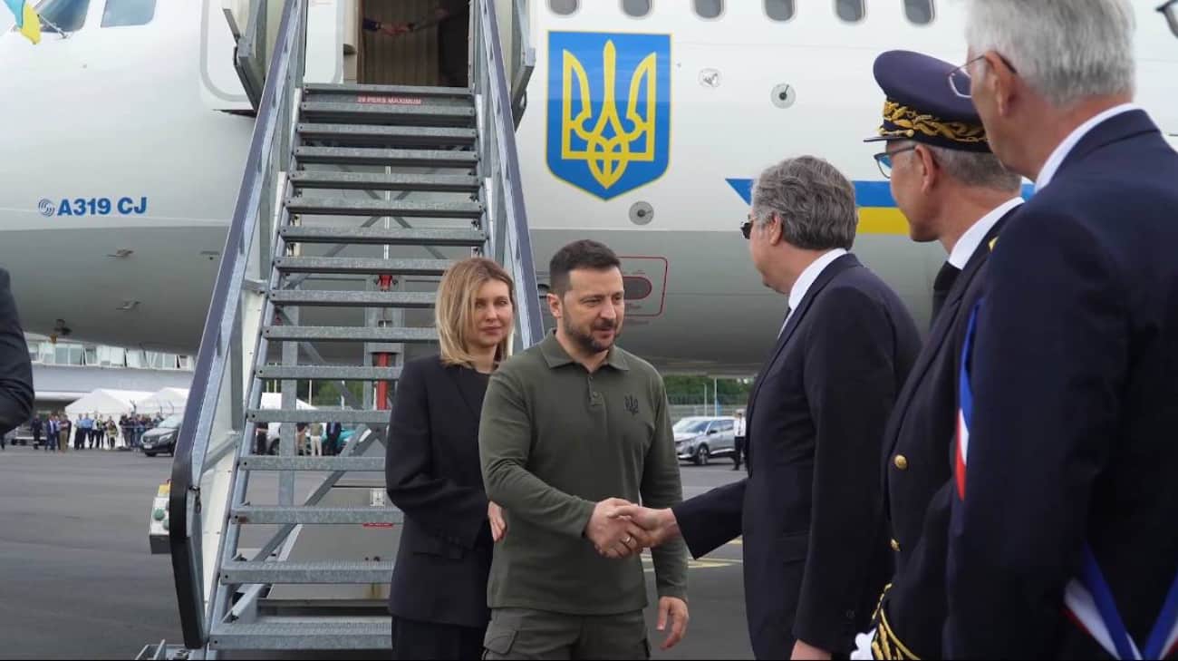 Zelenskyy arrives in France to commemorate Allied landing in Normandy – video