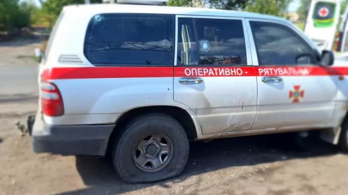 Russian forces attack Ukrainian emergency evacuation team in Donetsk Oblast, injuring 2 rescue workers – photo