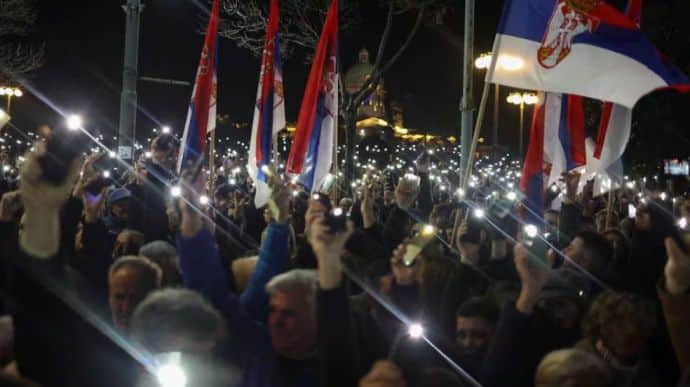 В Белграде тысячи людей вышли на протест, произошли столкновения