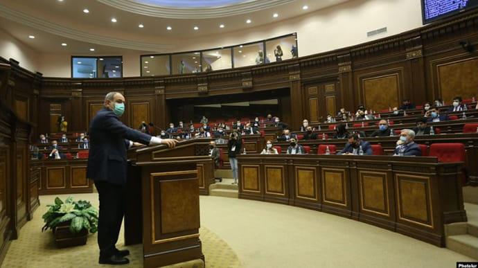 Прем’єр Вірменії погодився на проведення дострокових виборів у 2021 році