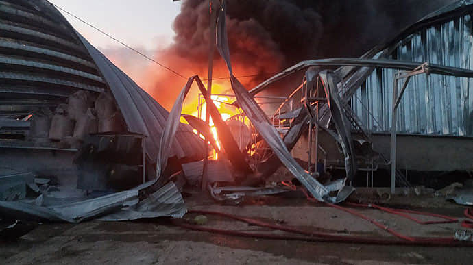 Уничтоженные ангары и 120 тонн зерна: последствия ночного удара россиян по Одесской области 