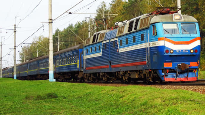 Укрзализныця уволила руководителей депо, которые пустили в рейс поезд с дырявой крышей
