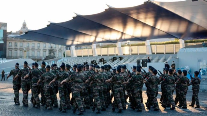 Французские военные пугают гражданской войной из-за уступок исламизму