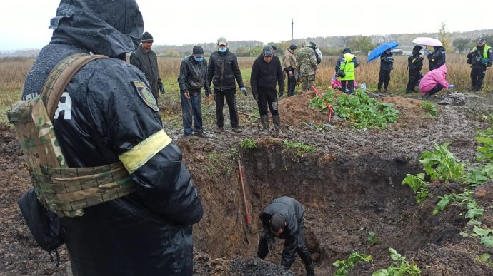 На Харківщині знайшли могилу на 17 тіл, яку росіяни не дозволяли позначити