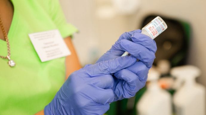 Более 188 тысяч украинцев вакцинировались против коронавируса в День ВСУ
